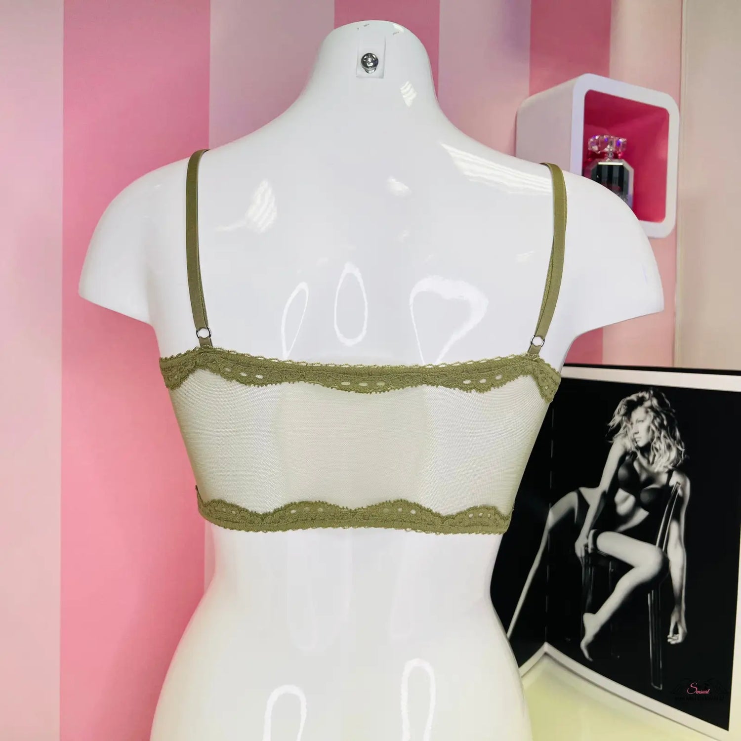 Manekýn s obrázkem ženy na krajkové braletce Victoria’s Secret s nastavitelnými ramínky