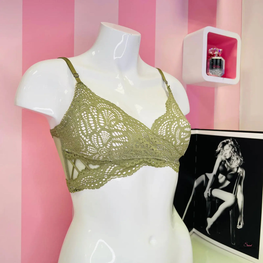 Obrázek krajkové braletky Victoria’s Secret s nastavitelnými ramínky a ženskou modelkou