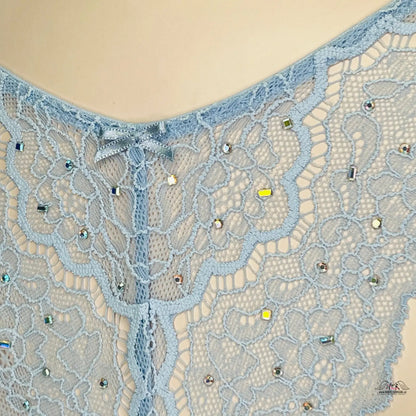 Delikátní světle modrá krajková látka s rhinestony a žlutými krystaly, Victoria’s Secret kalhotky typu brazilky
