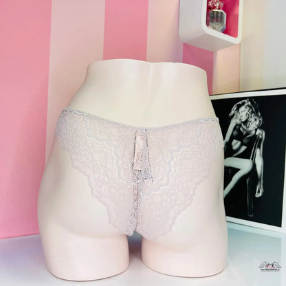 Bílý manekýn s růžovými krajkovými kalhotkami typu brazilky Victoria’s Secret svůdné krajkové kalhotky