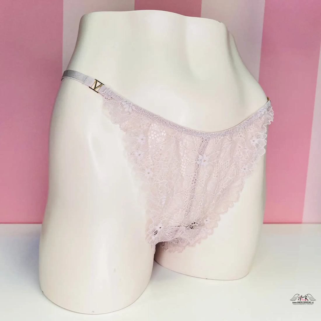 Pinké krajkové brazilky Victoria’s Secret s zlatou ozdobou na bílé figuríně
