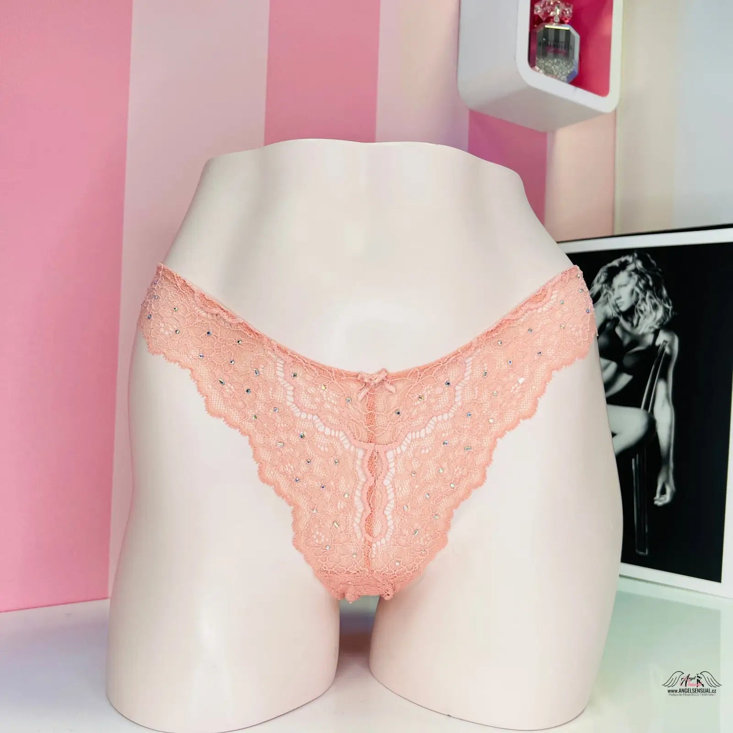 Victoria’s Secret svůdné krajkové kalhotky typu brazilky na bílé figuríně