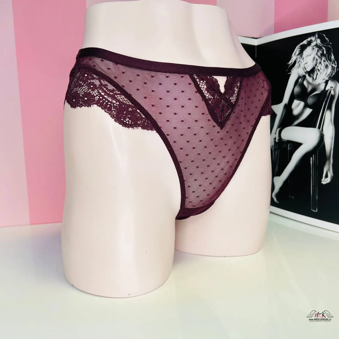 Elegantní síťované brazilky s vysokým pasem na figuríně v Victoria’s Secret Brazilky s Burgundskou Krajkou