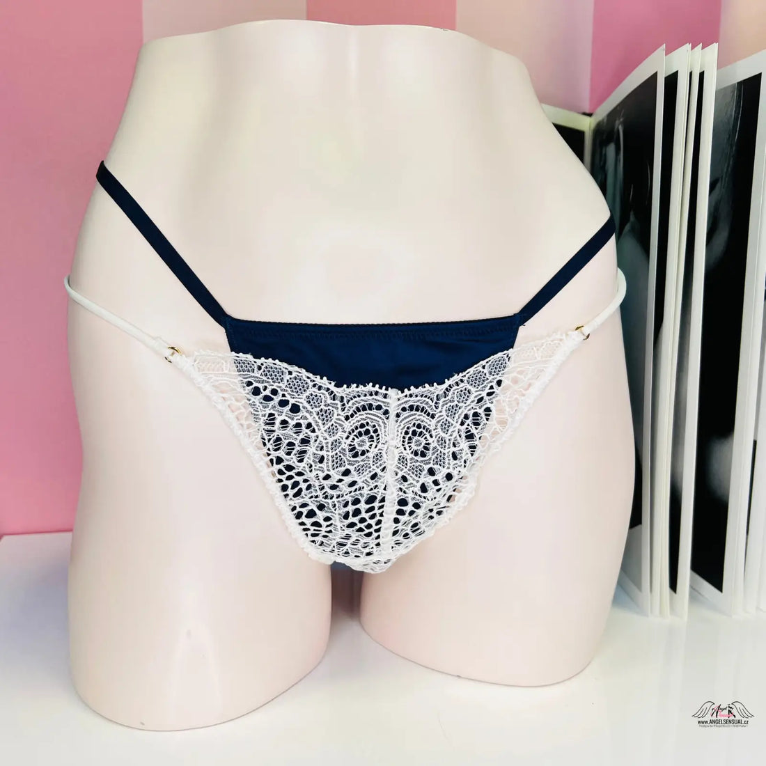 Navy modré a bílé krajkové brazilky Victoria’s Secret s úzkými šňůrkami na figuríně