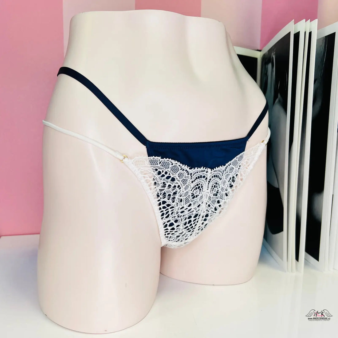 Navy blue a bílá krajkové brazilky Victoria’s Secret s úzkými šňůrkami na figuríně
