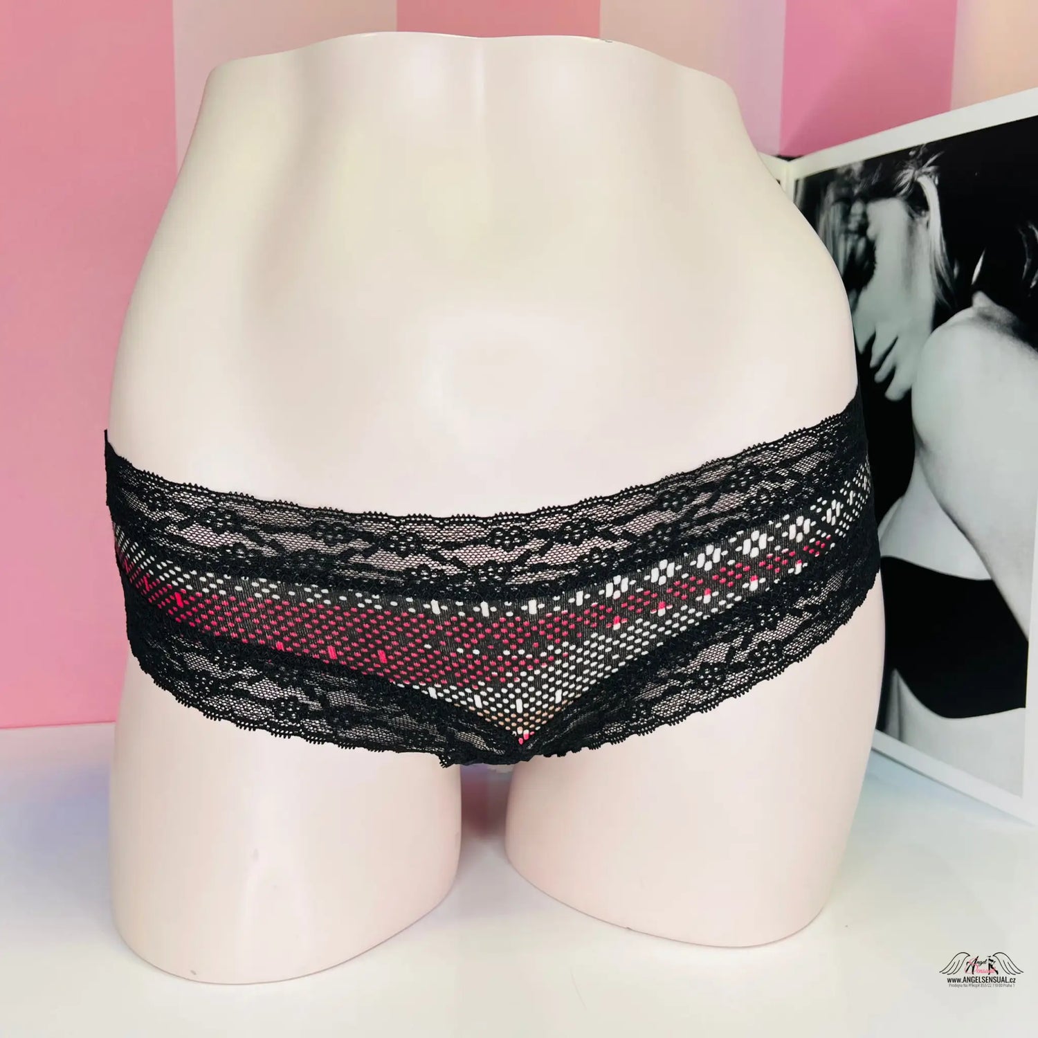 Victoria’s Secret brazilské kalhotky Lace-waist Cheeky Panty - XS / Black / Nové se štítky -