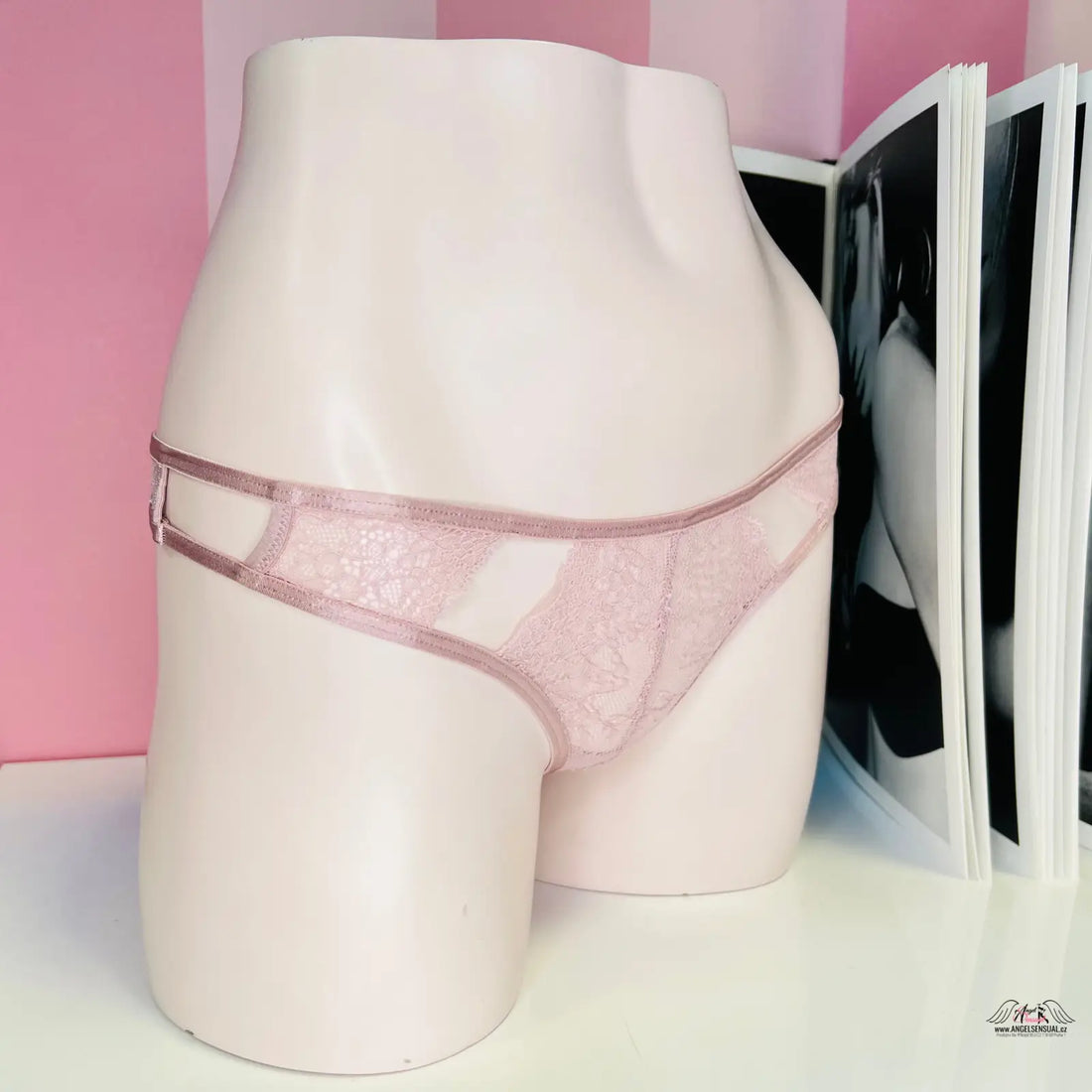 Bílá figurína s růžovými celokrajkovými tangami s lehkou síťovinou a vzdušným pocitem