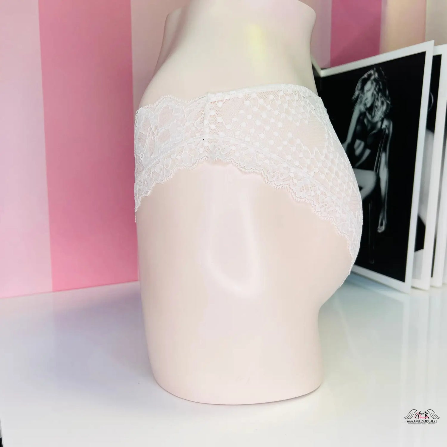 Bílý keramický nebo sádrový torzový mannequin v luxusních celokrajkových kalhotkách s mašličkou