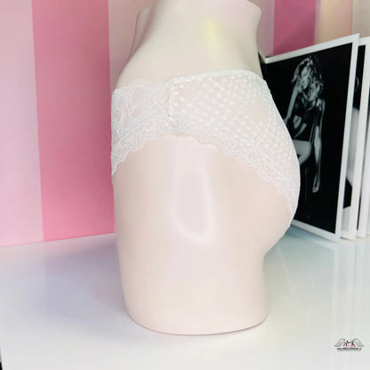 Bílý keramický nebo sádrový torzový mannequin v luxusních celokrajkových kalhotkách s mašličkou