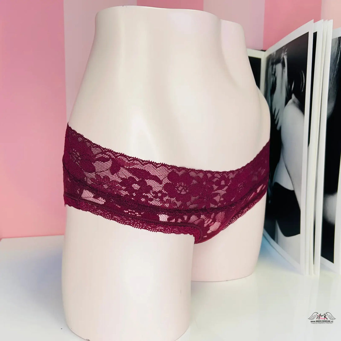 Manekýnské torzo v celokrajkových kalhotkách Victoria’s Secret s dvojitým krajkovým pasem