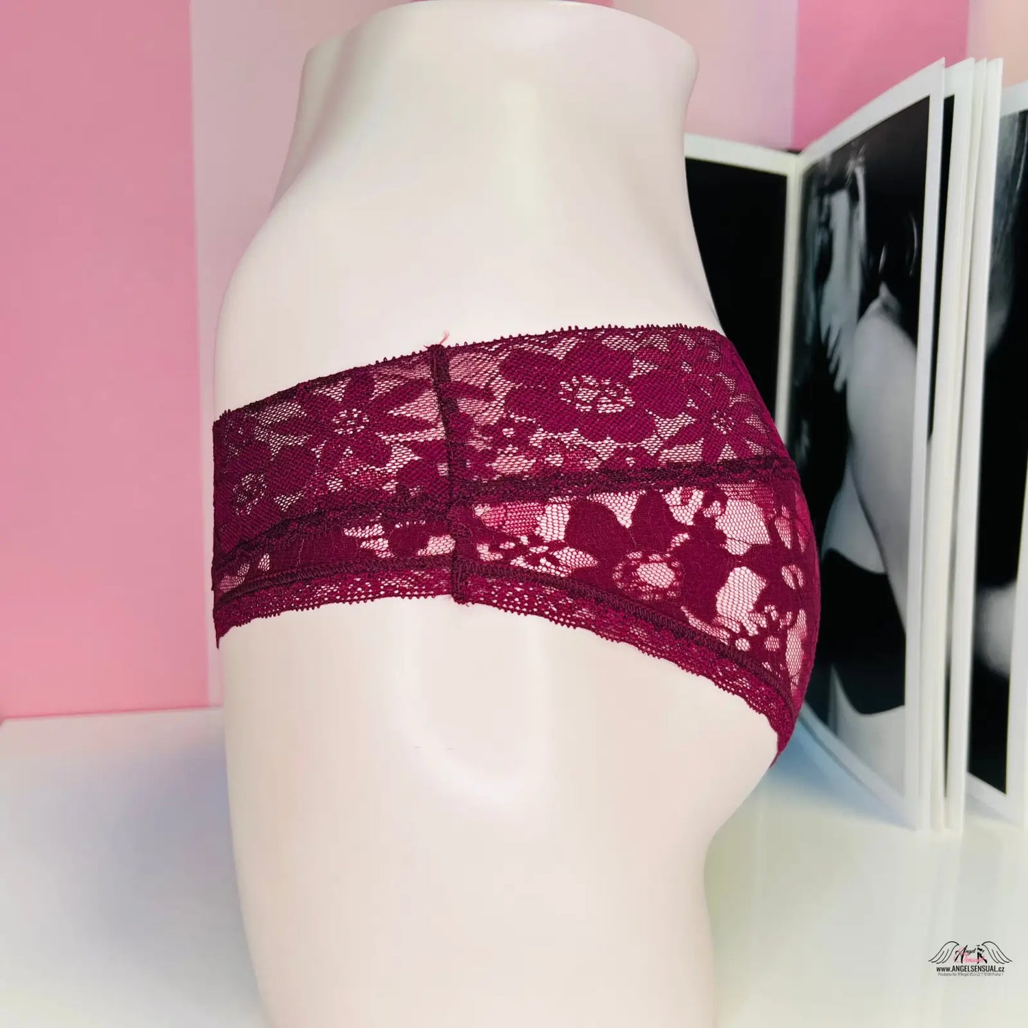 Burgundské celokrajkové kalhotky Victoria’s Secret s dvojitým krajkovým pasem na manekýně