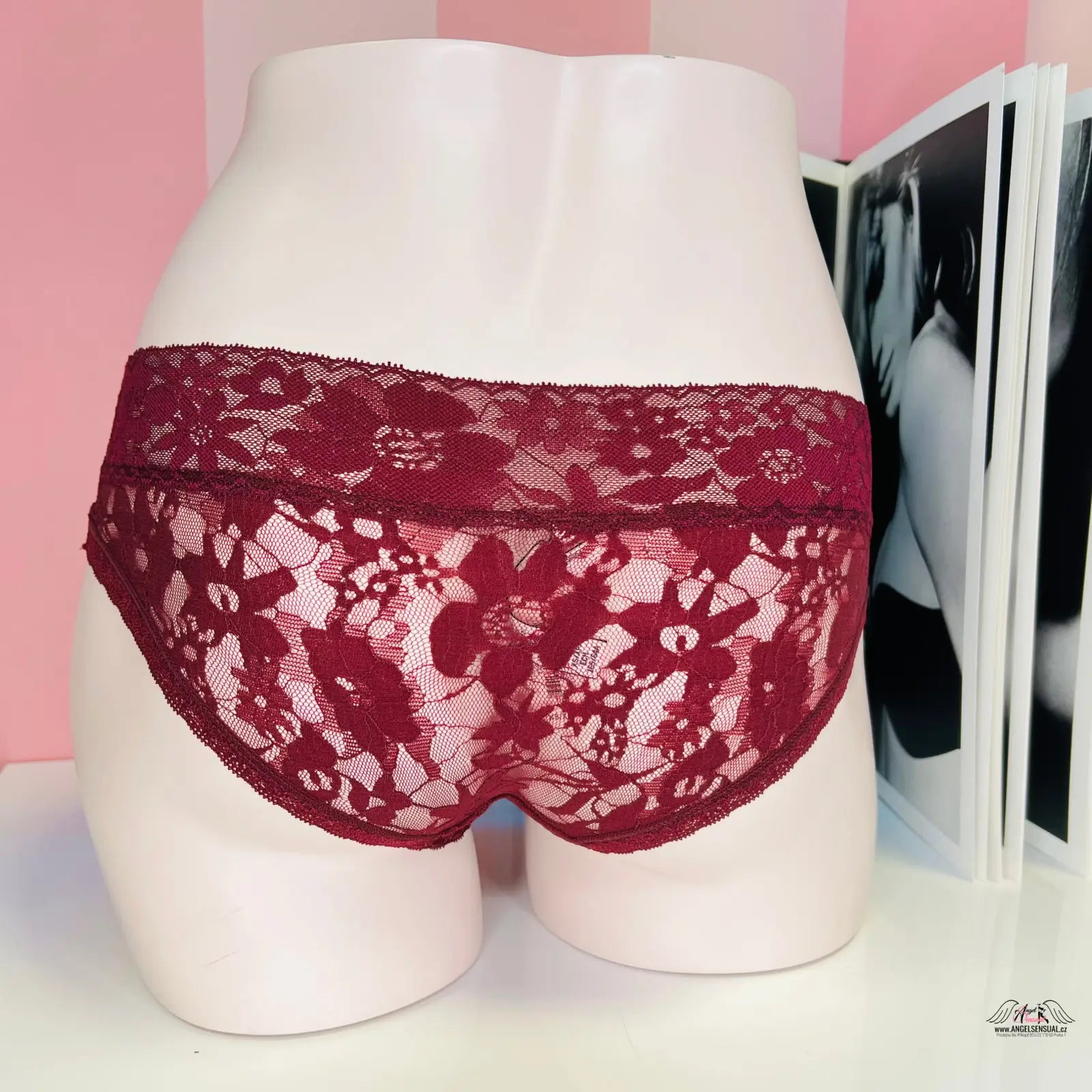 Burgundy krajkové kalhotky s dvojitým krajkovým pasem na mannequin formě