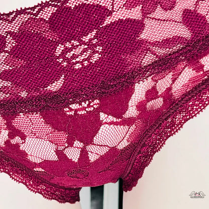 Delikátní burgundová krajková látka s květinovým vzorem na celokrajkových kalhotkách Victoria’s Secret Celokrajkové Kalhotky s dvojitým krajkovým pasem