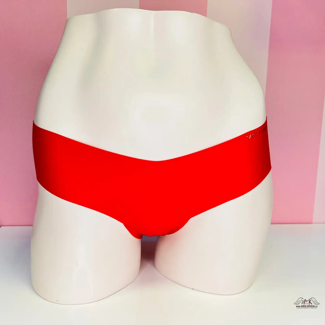 Obrázek muže v bílém s červeným bikini z kolekce spodního prádla Victoria’s Secret hladké červené kalhotky