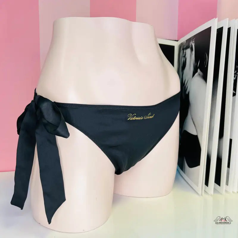 Luxusní string cheeky černou mašlí a zlatým písmem na produktu Victoria’s Secret