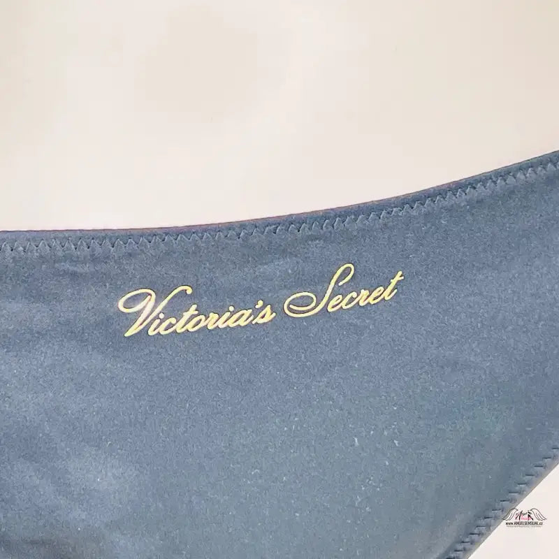 Luxusní string cheeky s černou mašlí a zlatým písmem na modré velurové peněžence