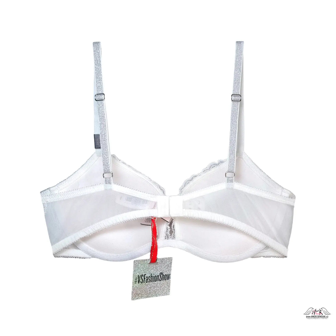 Bílá podprsenka s jemnou krajkou a stříbrnými třpytivými popruhy z Victoria’s Secret Fashion Show 2015