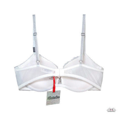 Bílá podprsenka s jemnou krajkou a stříbrnými třpytivými popruhy z Victoria’s Secret Fashion Show 2015