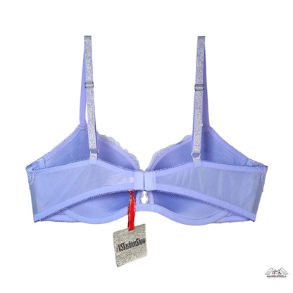 Svetle fialová podprsenka s jemnou krajkou, stříbrnými ramínky z Victoria’s Secret fashion show