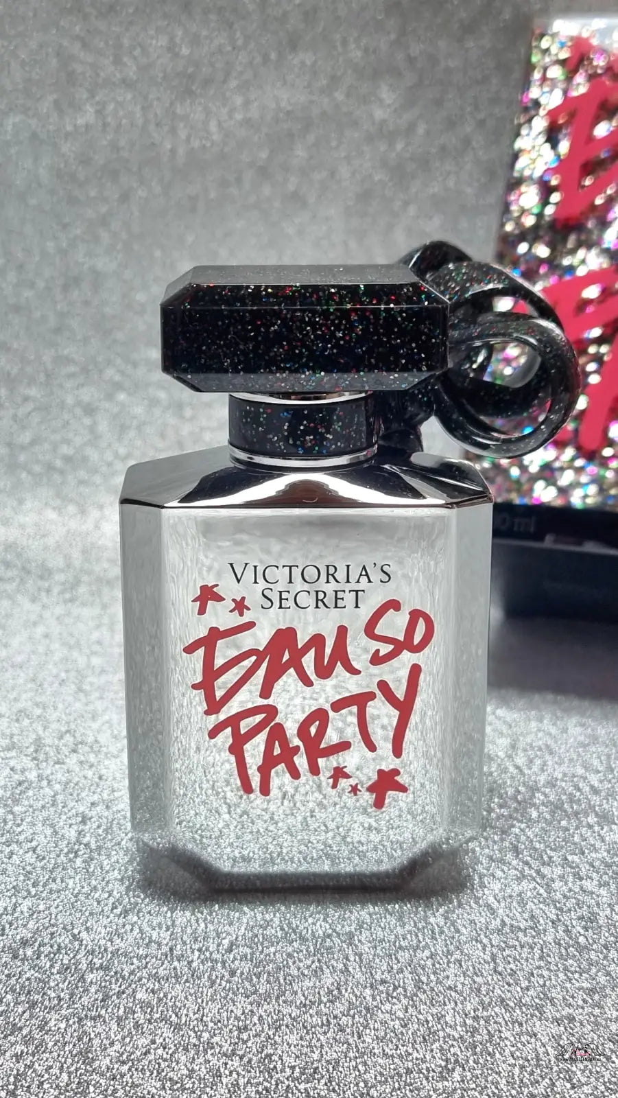 Victoria’s Secret Eau So Party parfémová láhev s nezaměnitelnou sofistikovanou vonnou vůní