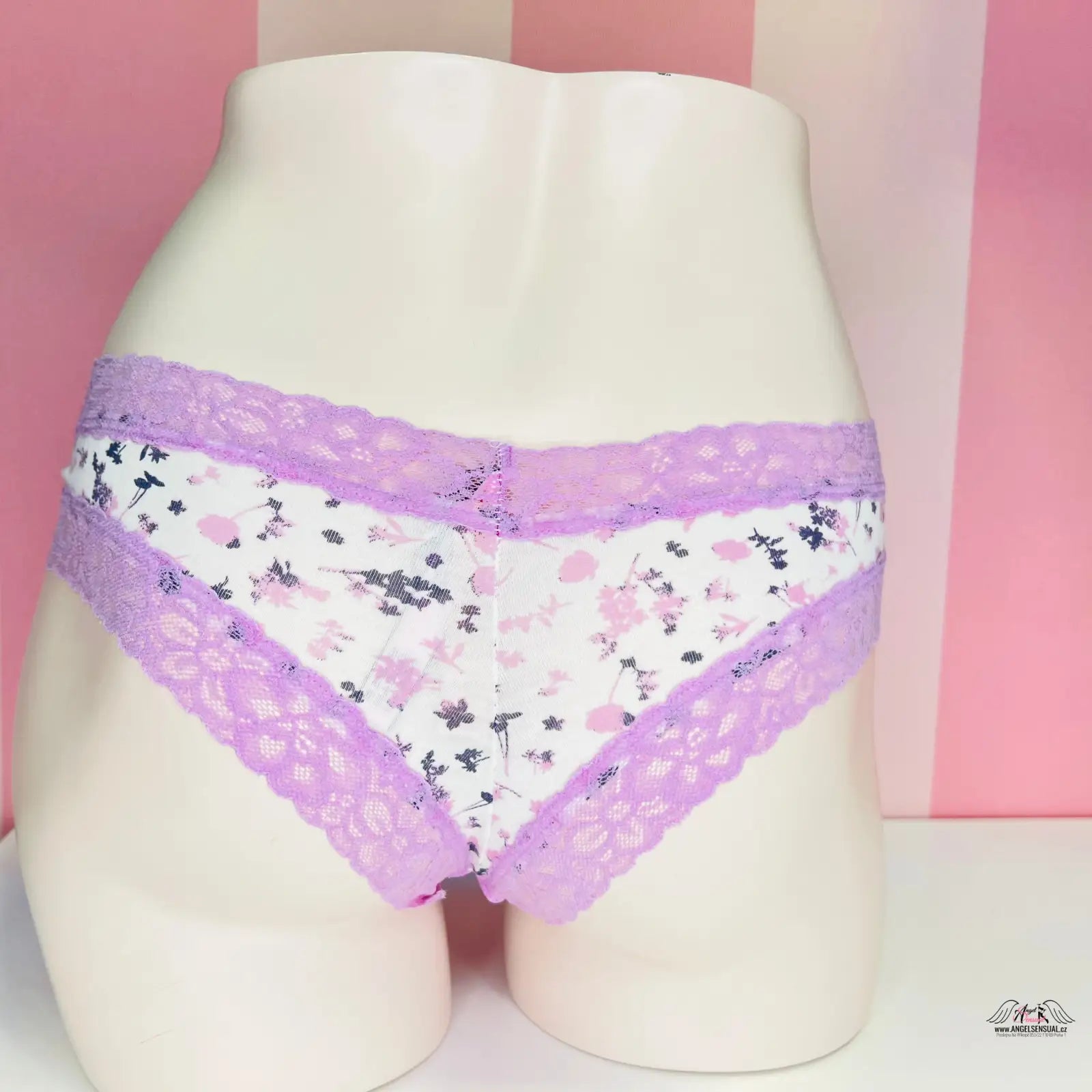 Květinové kalhotky s levandulovou krajkou od Victoria’s Secret pro elegantní vzhled