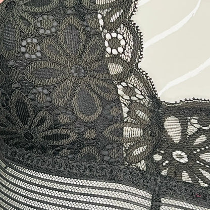 Černý krajkový top na bílém pozadí, Agent Provocateur Elegantní braletka