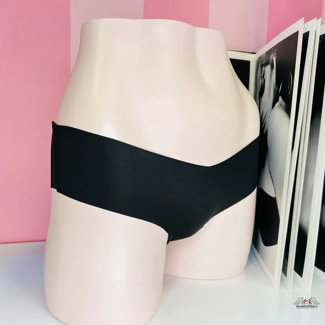 Bílý manekýn s černým spodním prádlem Victoria’s Secret Elegantní Kalhotky Síťované zadní straně