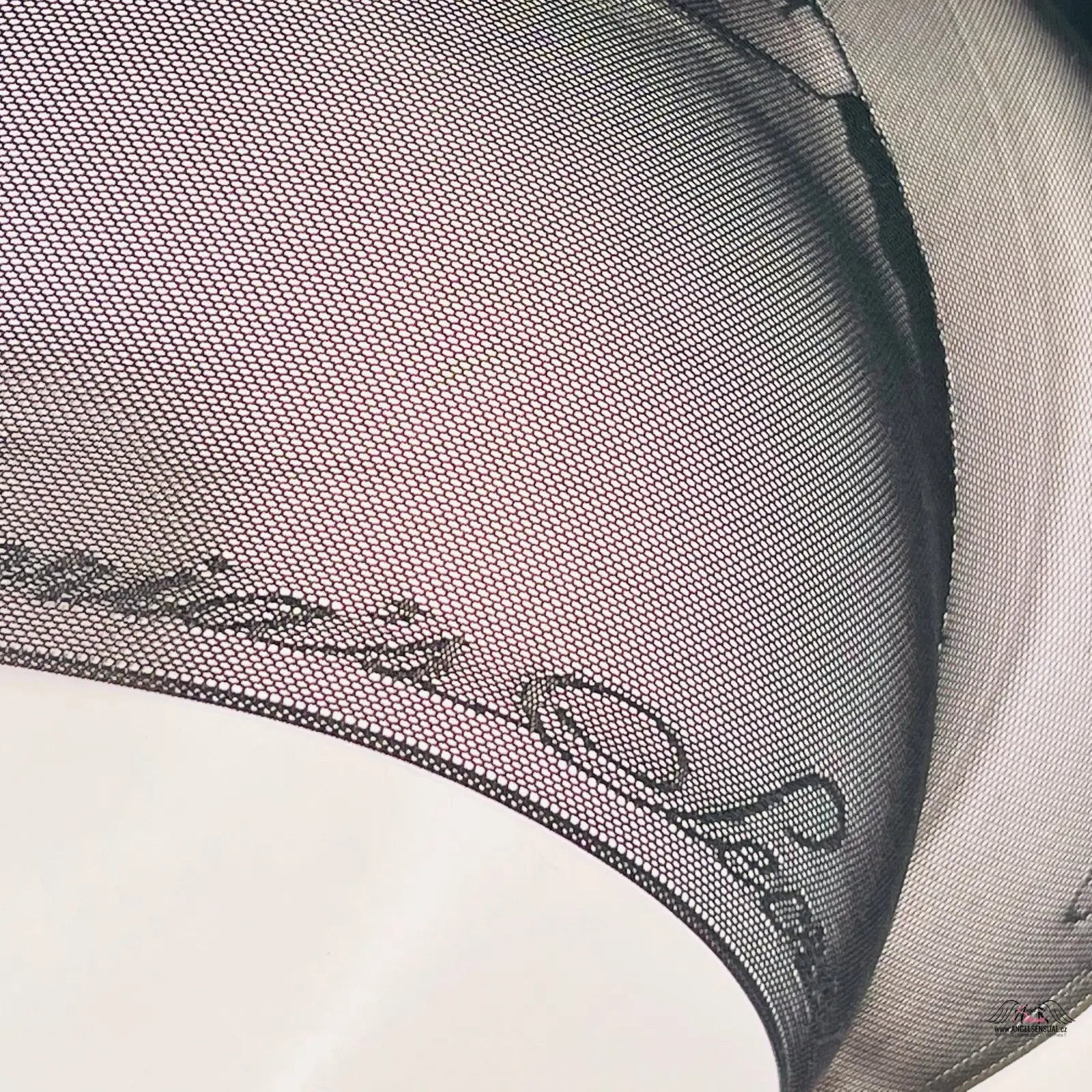 Torn mesh fabric with frayed edges on Victoria’s Secret Elegantní Kalhotky zadní straně
