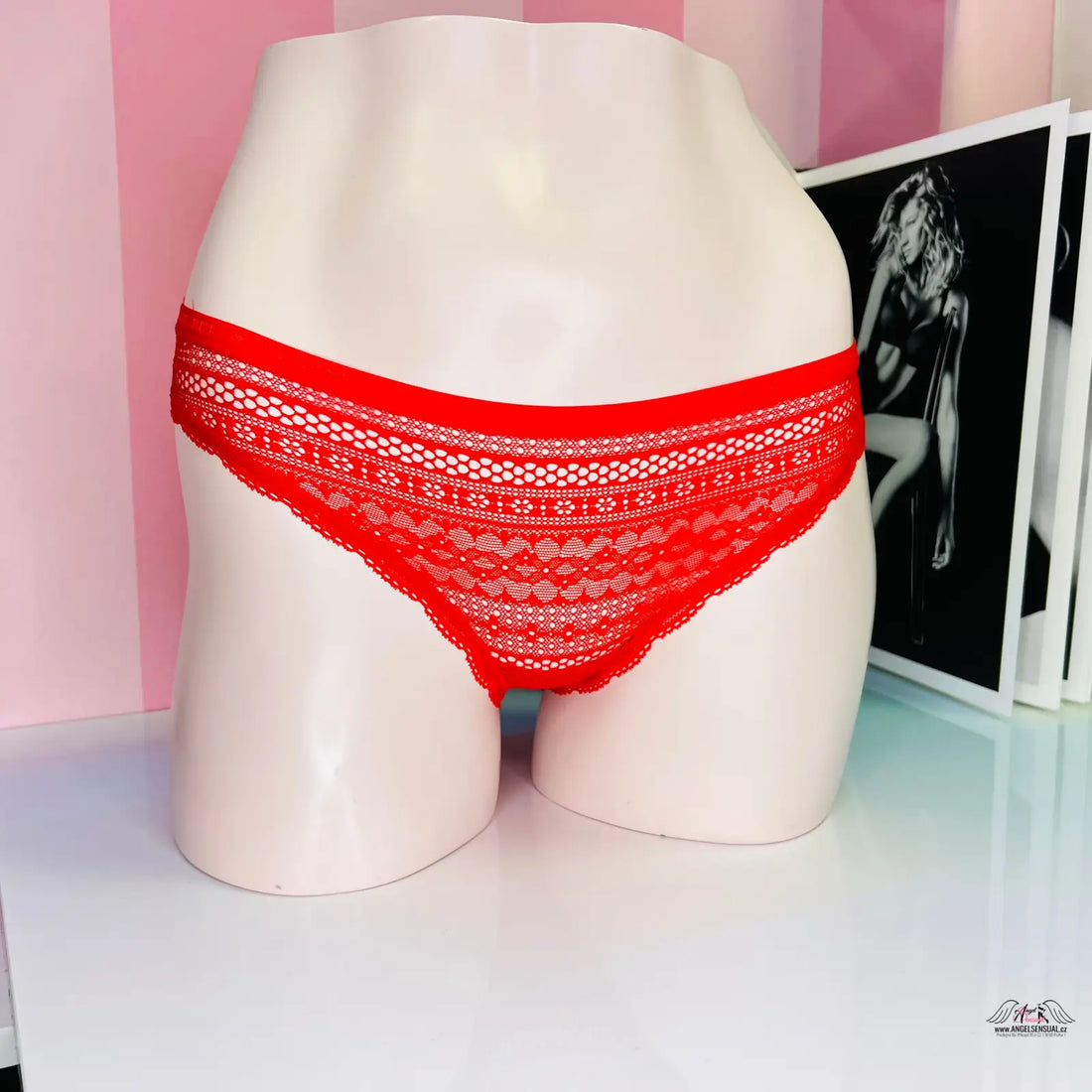 Red lace kalhotky Victoria’s Secret s ozdobnou gumou a nápisem Victoria’s Secret