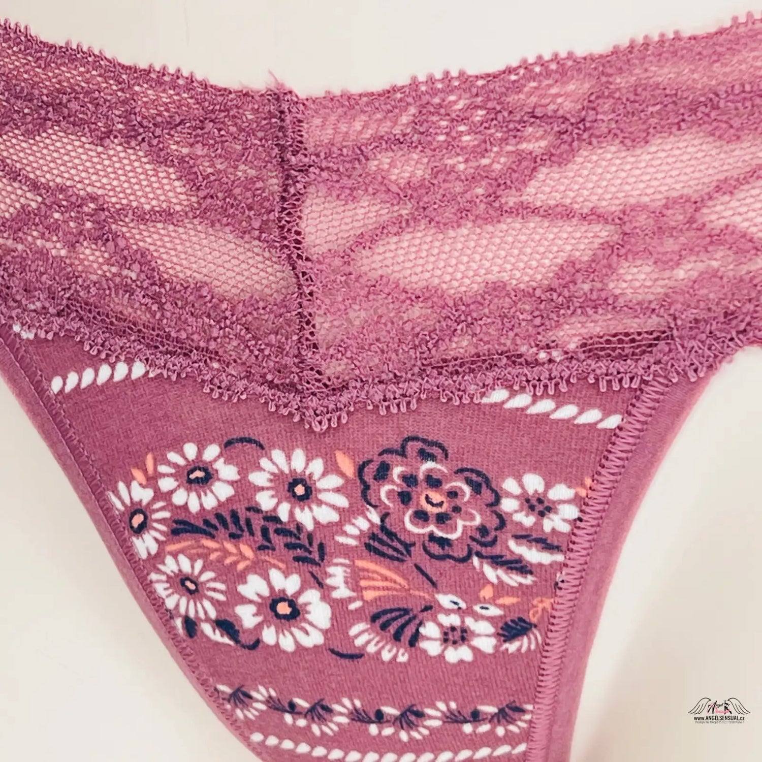 Květinová tanga s krajkou od Victoria’s Secret pro elegantní a pohodlné nošení