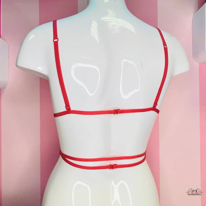 Manekýn s červenou podprsenkou a červenou stuhou z kolekce Victoria’s Secret