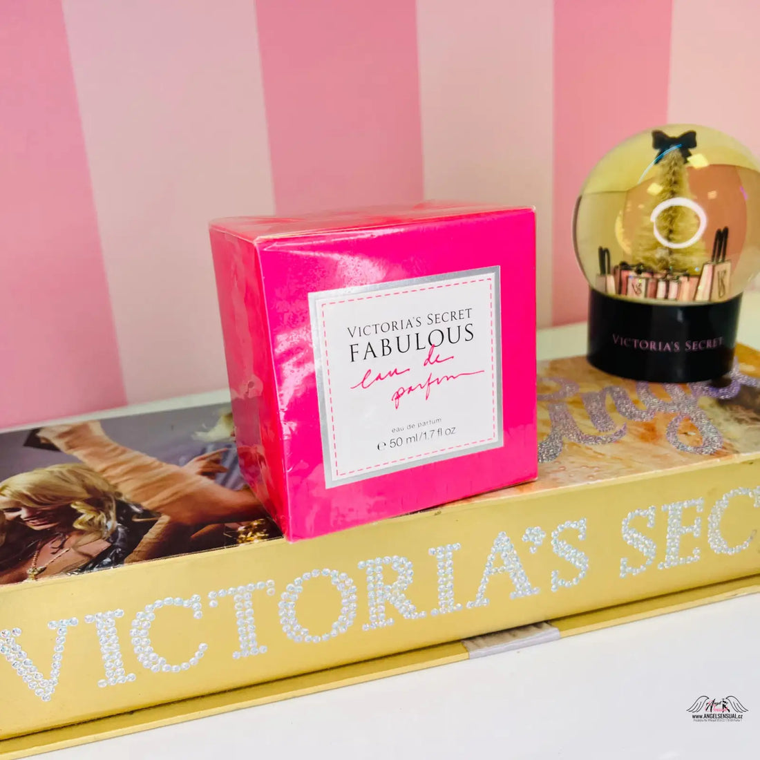 Růžová krabička parfému Victoria’s Secret Fabulous s okouzlující svěžestí a jemností