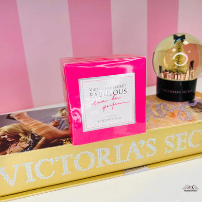 Růžová krabička parfému Victoria’s Secret Fabulous s okouzlující svěžestí