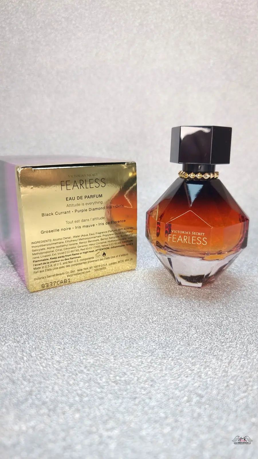 Victoria’s Secret Fearless parfémová lahvička a krabice, moderní květinová vůně s tóny černého rybízu
