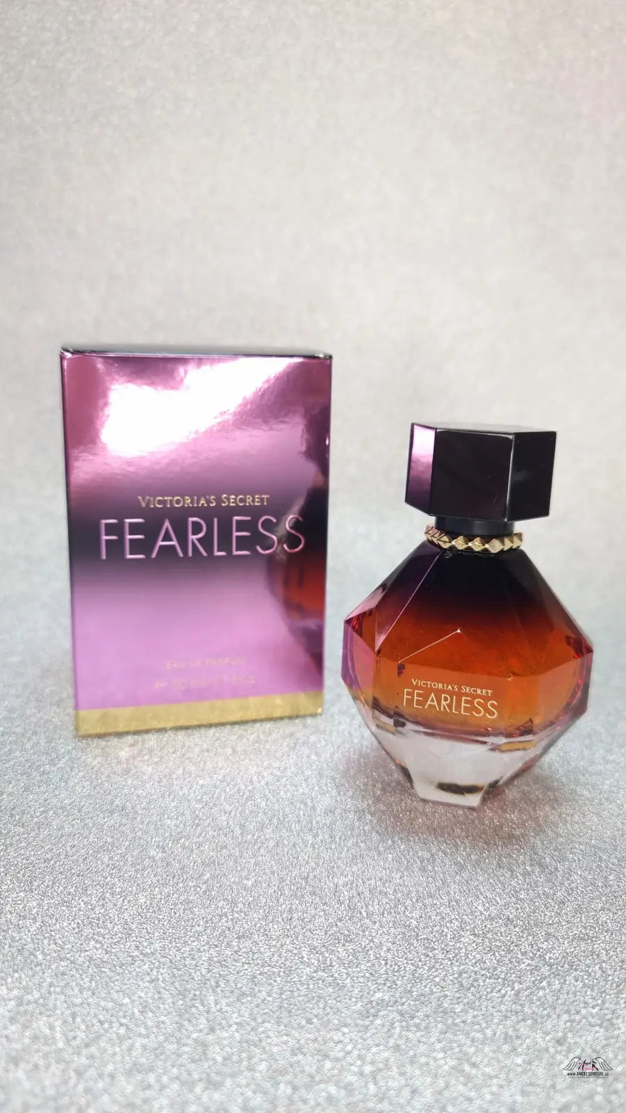 Victoria’s Secret Fearless parfém a krabička, moderní květinová vůně s tóny černého rybízu