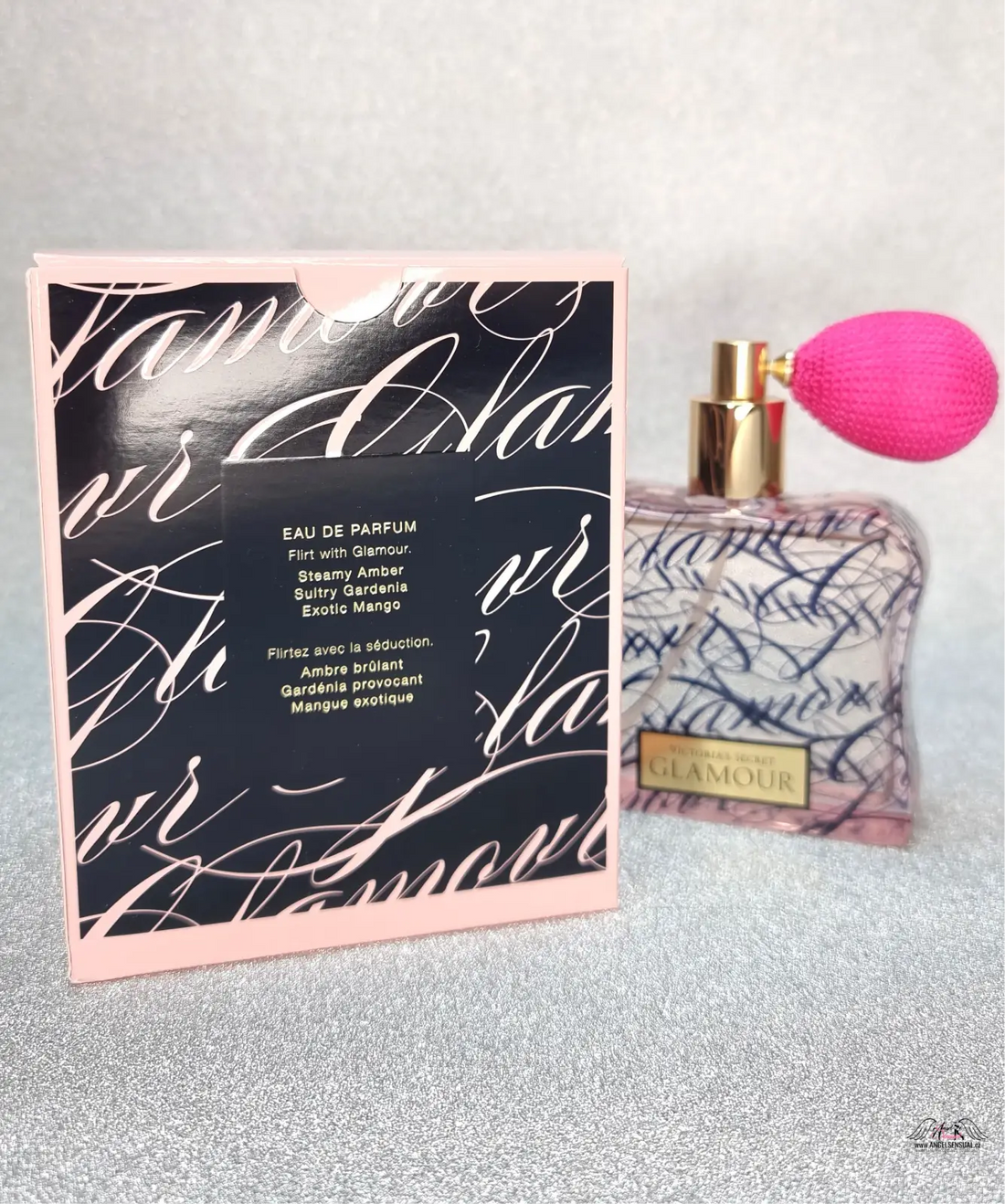 Victoria’s Secret Glamour parfémová láhev a krabice s sexy směs květin a svěžími tóny