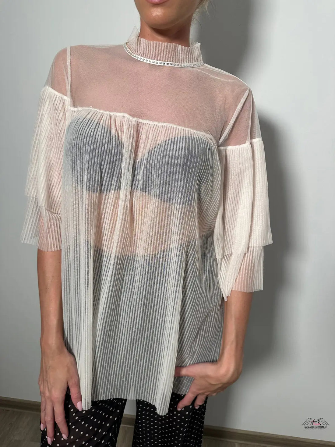 Průsvitná halenka Victoria’s Secret Halenka s Kamínky kolem krku a vysokým límcem