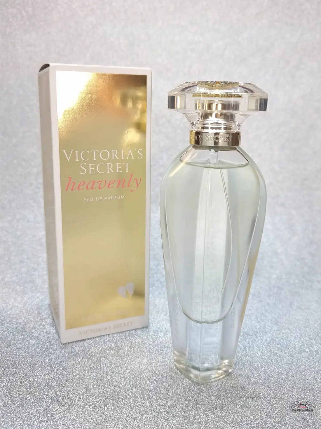 Victoria’s Secret Heavenly parfémovaná voda bottle and box, elegant fragrance display
