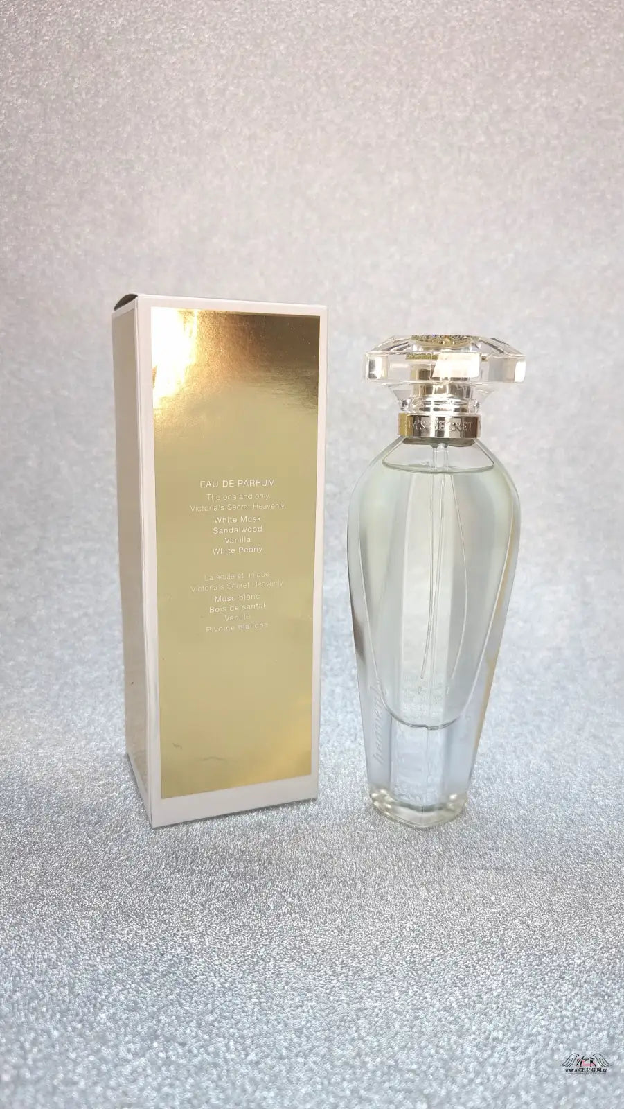 Perfémová lahvička a krabička Victoria’s Secret Heavenly na elegantním pozadí