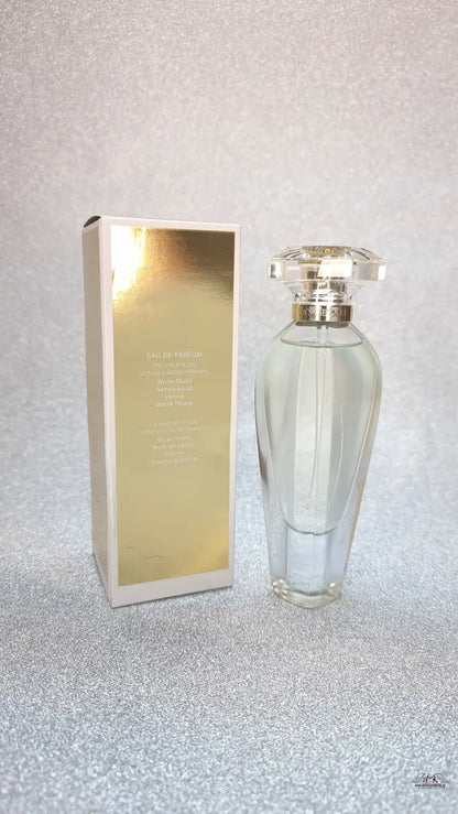 Perfémová lahvička a krabička Victoria’s Secret Heavenly na elegantním pozadí