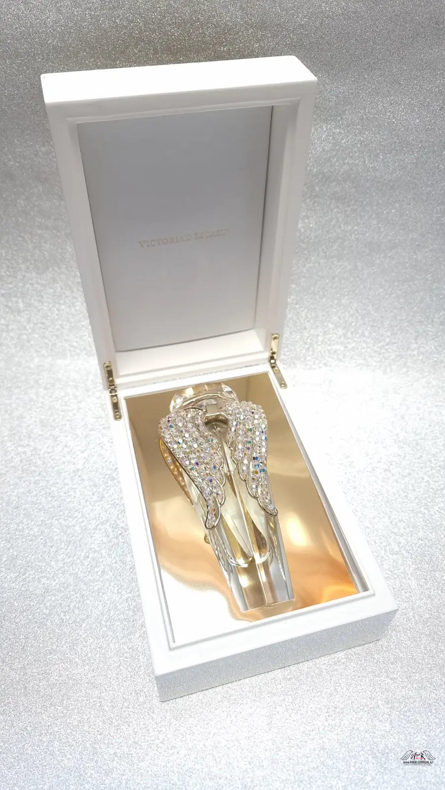Jeweled zlatá trubice v bílé krabičce z Victoria’s Secret Heavenly Luxe Edition