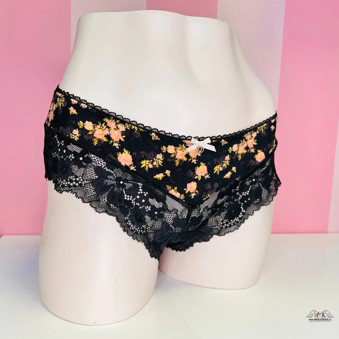 Širokou černou krajkou a květinovým motivem, luxusní kalhotky Victoria’s Secret