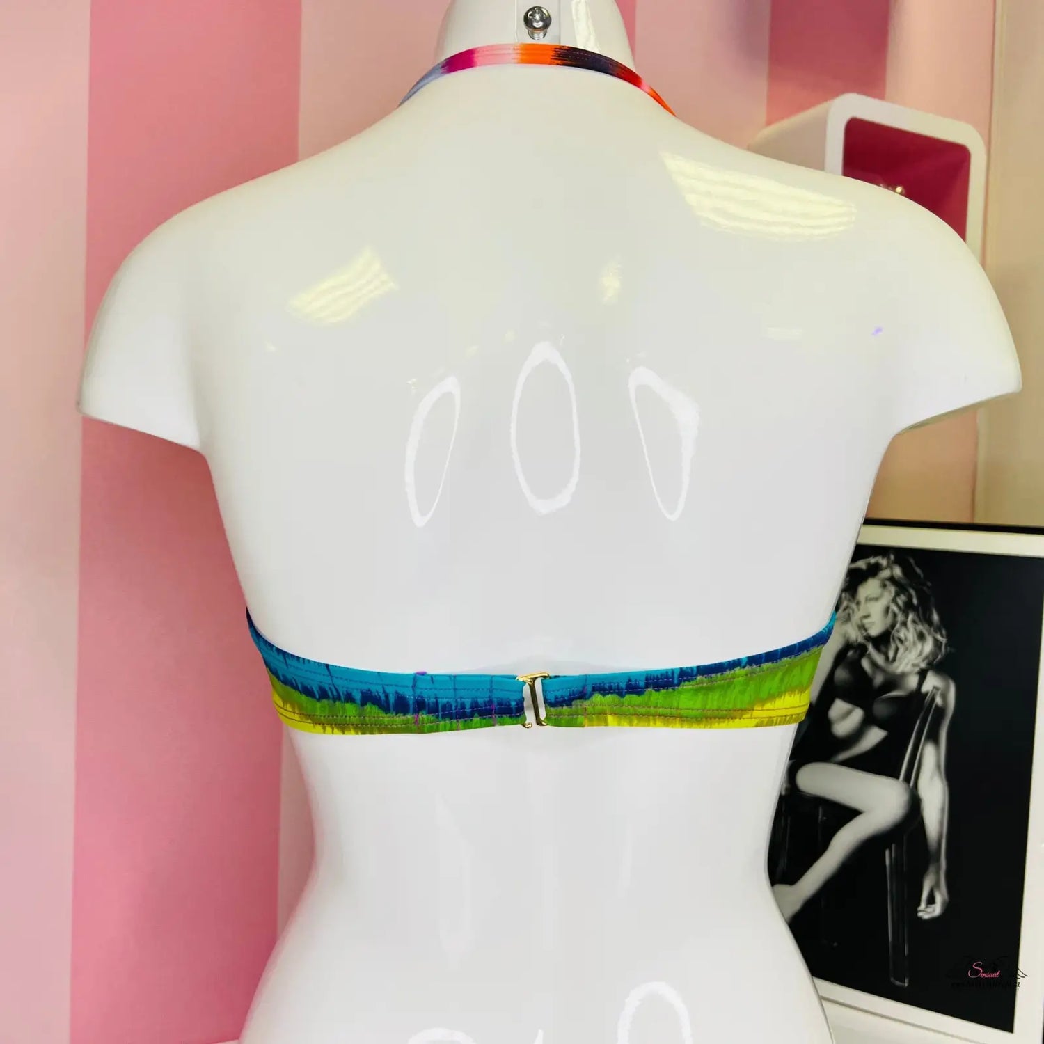 White mannequin torso wearing stylish horní díl plavek s odepínacími ramínky