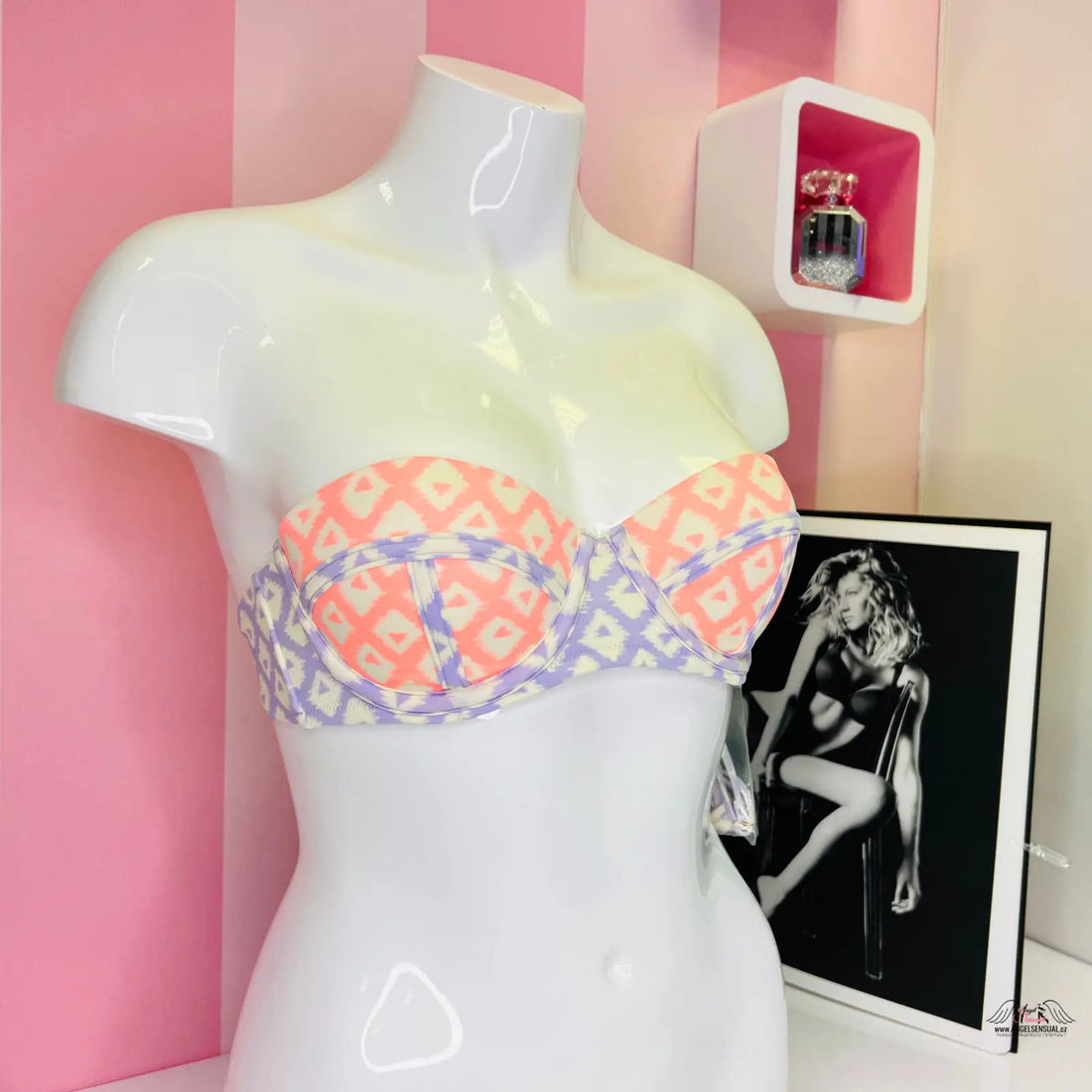Bílý manekýn s stylovým horním dílem plavek Victoria’s Secret Horní Díl Plavek