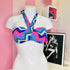 Colorful zigzag-patterned halter bikini top na bílém modelu, elegantní modro-bílý horní díl