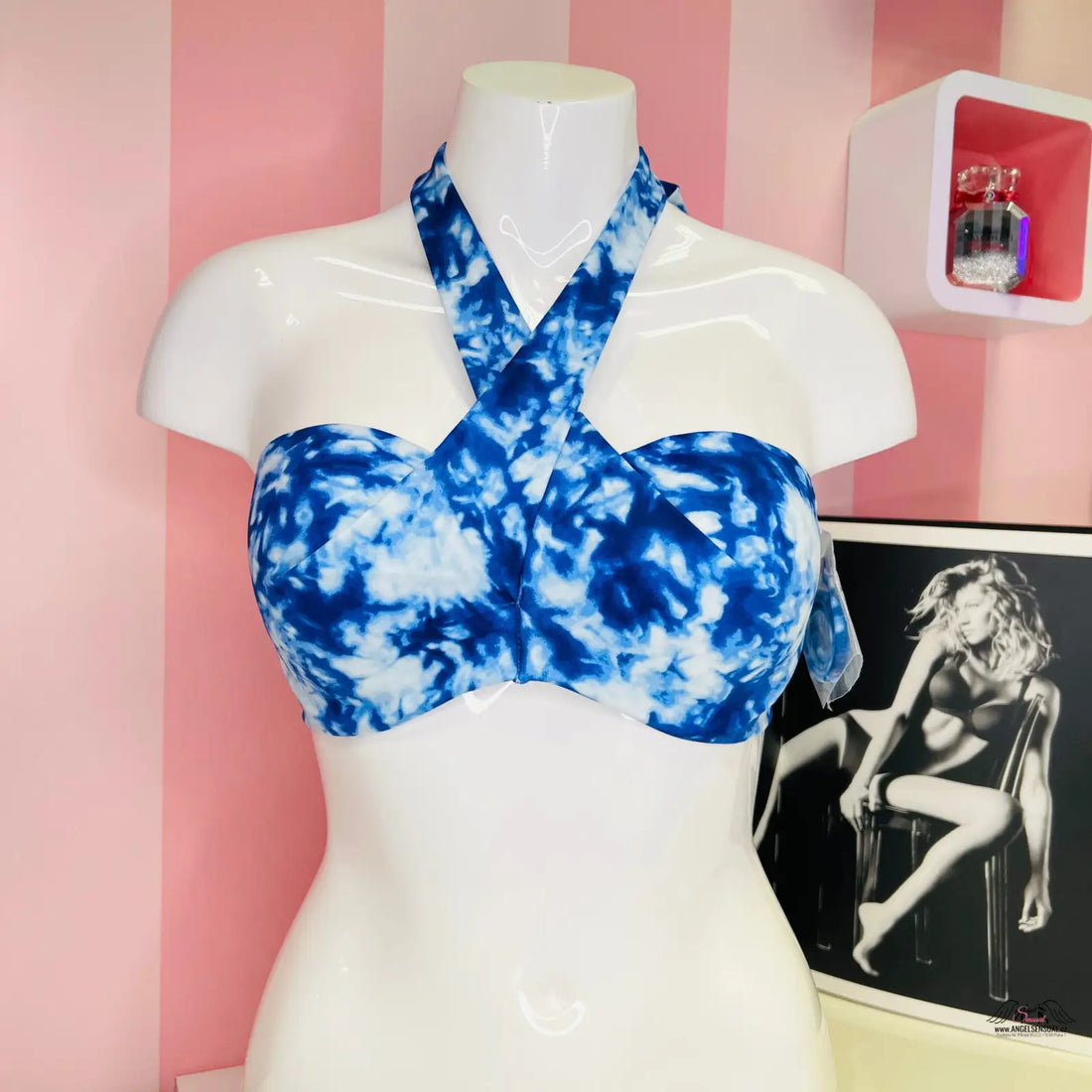 Elegantní modro-bílý horní díl plavek s unikátním vázáním na mannequin