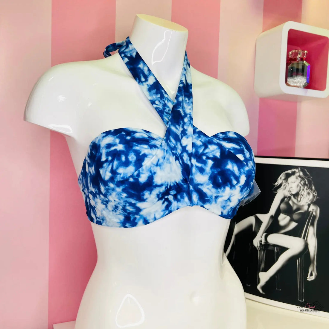 Elegantní modro-bílý horní díl plavek s unikátním vázáním na mannequin