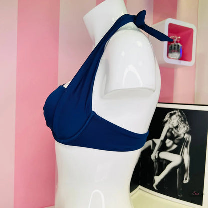 Navy modrý horní díl plavek typu halter na bílém manekýnu, Victoria’s Secret
