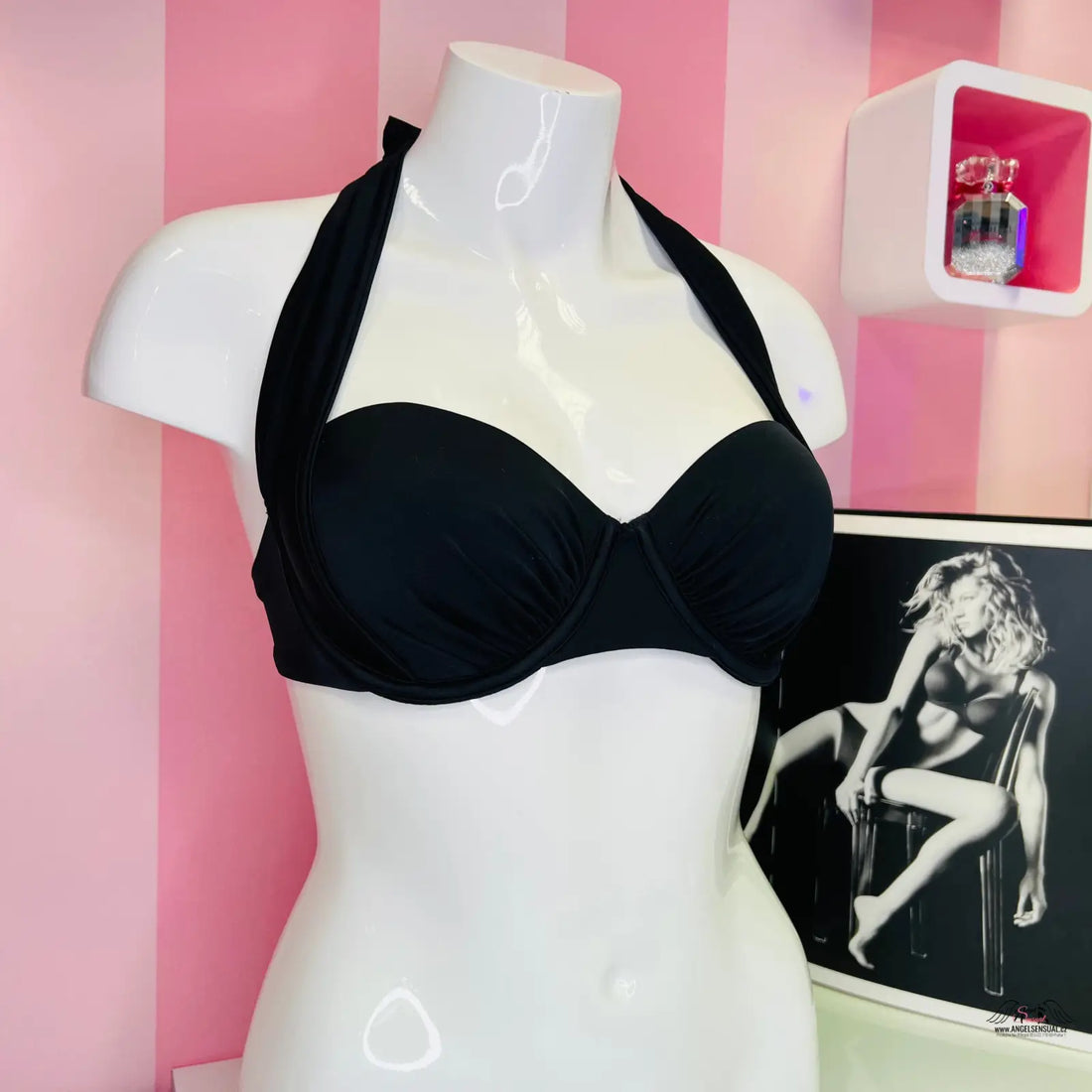 Černý horní díl plavek ve stylu halter na bílém manekýnu pro Victoria’s Secret