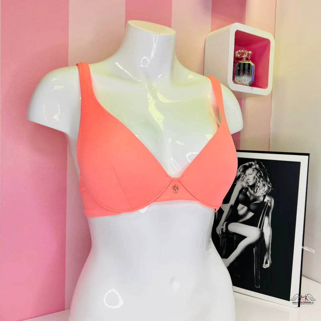 Corálově zlatý elegantní horní díl plavek na bílém manekýnu, horní díl s jemnou zlatou ozdobou